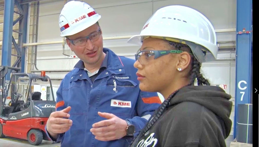 Bei KME in Hettstedt zeigte Meister Tobias Schwarzbach Rawanya Maria Arz von der Sekundarschule Röblingen die Produktion.