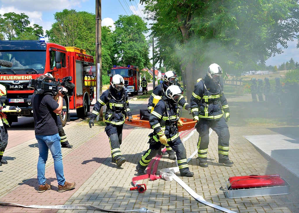 Die Feuerwehren aus Biendorf/Wohlsdorf und Calbe zeigten bei einer gemeinsamen Übung ihr Können. Ein Kamerateam vom MDR filmte die Szene für die Aktion „Fit wie die Feuerwehr“.