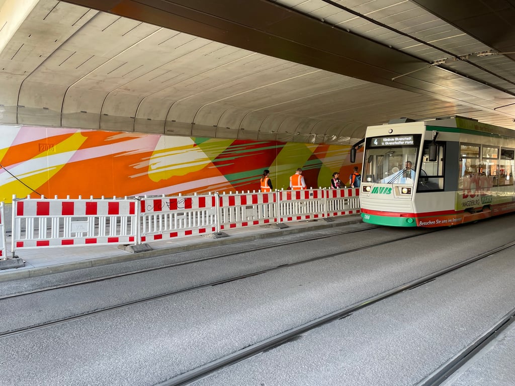 Auf der Nordseite über dem Magdeburger Tunnel werden derzeit die Widerlager der Eisenbahnbrücke künstlerisch gestaltet. Die Graffitikünstlerin Claudia Walde und ihr Team sind voraussichtlich noch bis 1. Juli 2022 damit beschäftigt.
