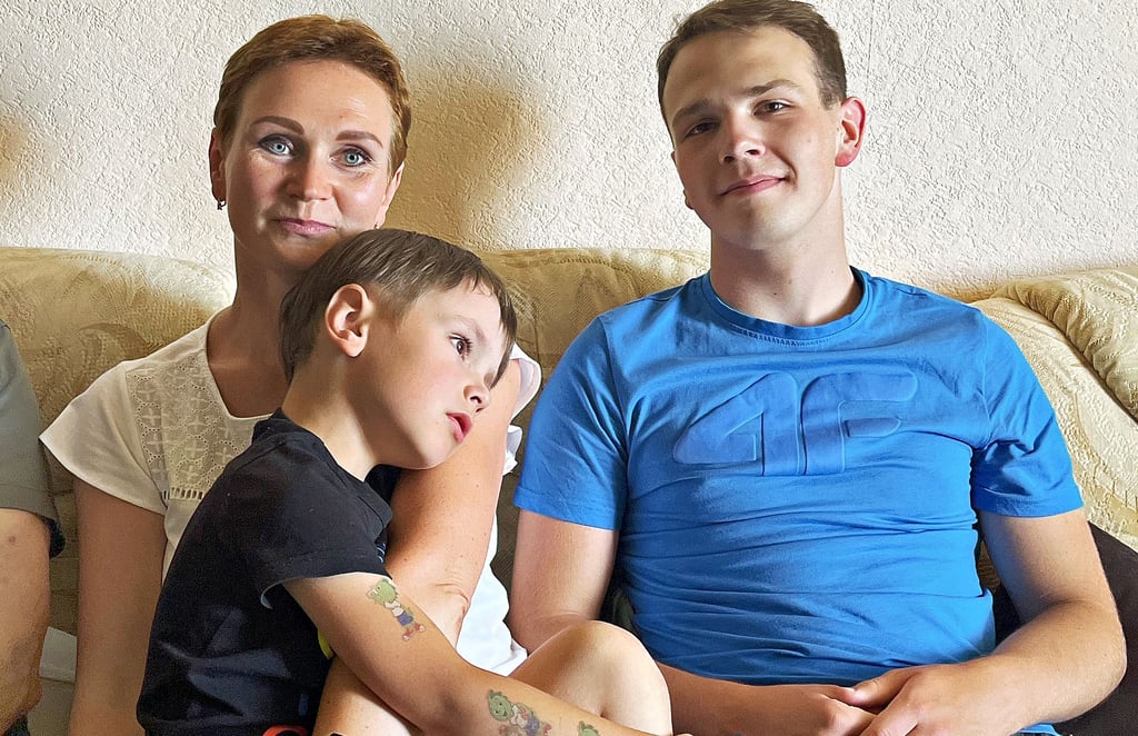 Larissa Nazarkevich und ihre Söhne Leon und Jurij (rechts) sind glücklich, sich wiederzuhaben.