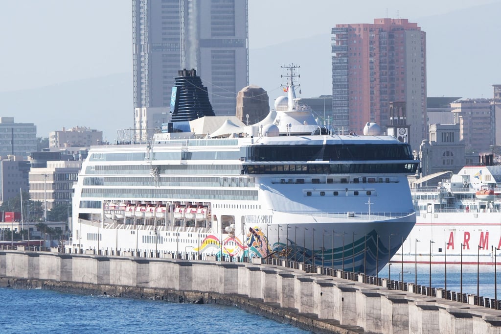 Kreuzfahrtschiff im Hafen von Santa Cruz auf Teneriffa: Wer den persönlichen CO2-Fußabdruck der Reise ausgleichen will, kann freiwillig Kompensationszahlungen leisten.
