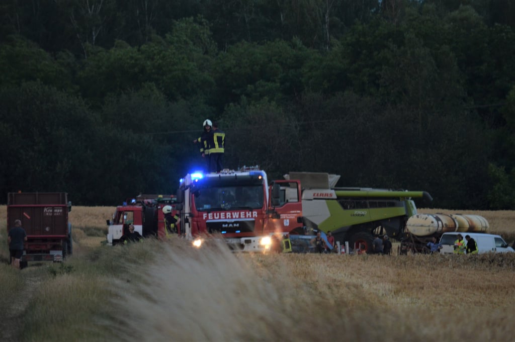 Einsatzkräfte der Feuerwehr beim Löschen eines Feldbrands bei Hohenmölsen. Nach einer Stunde war das Feuer auf einem Feld bei Jaucha gelöscht.