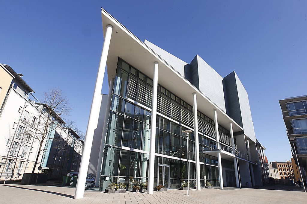 Daniele Ganser steht am Mittwoch in der Händel-Halle auf der Bühne. Seine Person ist jedoch umstritten.