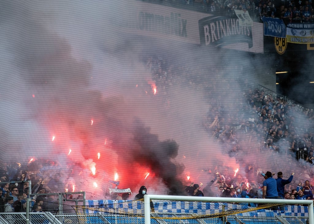Beim Spiel in Dortmund brannten die Bochumer Fans Pyro ab.