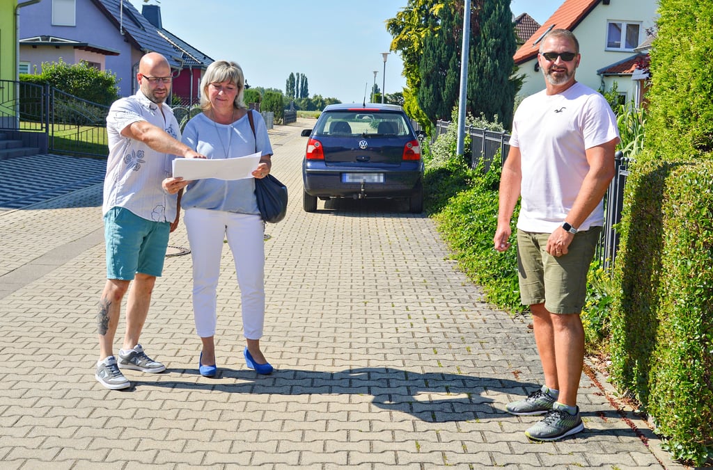 Die Ortschaftsräte Denny Zaspel (v.l.), Kati Böhme und Anwohner Steffen Becker haben sich zuletzt intensiv mit der Parkplatzsituation in der Neuen Siedlung in Webau beschäftigt.