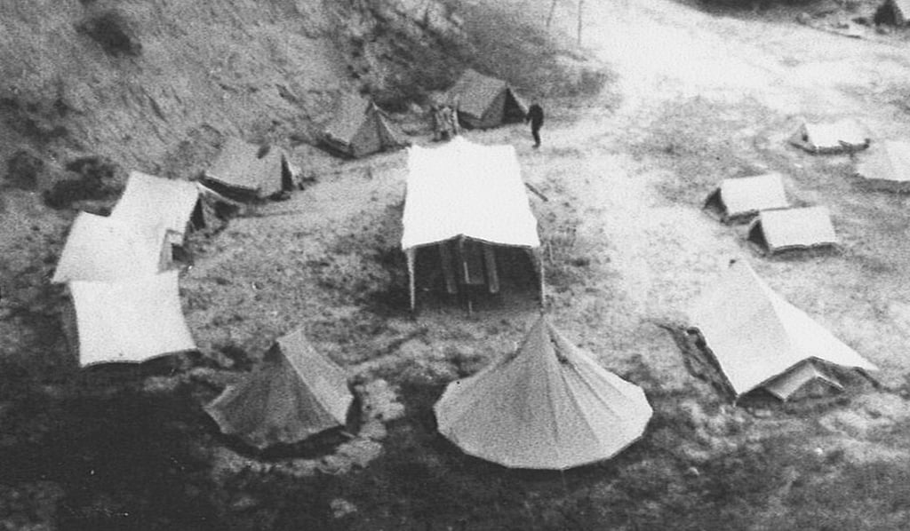 Zu Beginn wohnten die Kinder in Zelten, die die Lehrlinge der Berufsschule aufbauten.