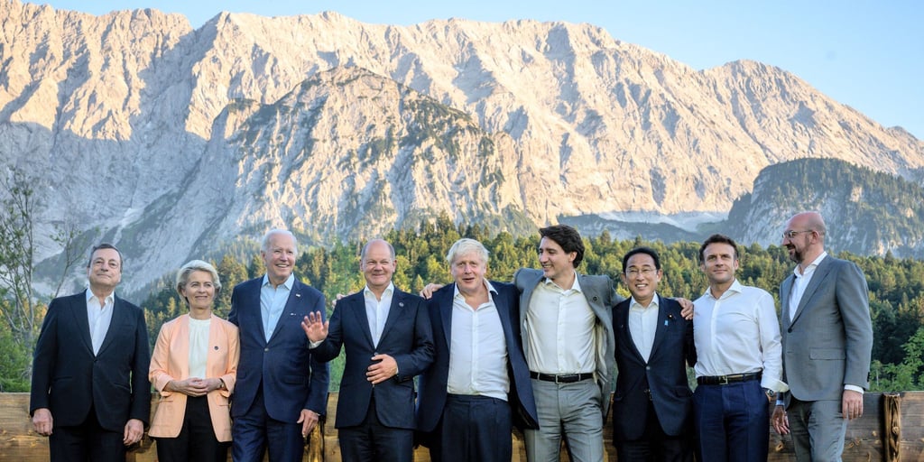 Die am G7-Gipfel teilnehmenden Regierungschefs stellen sich beim G7-Treffen auf Schloss Elmau zu einem informellen Gruppenbild an der „Merkel-Obama“ Bank auf.