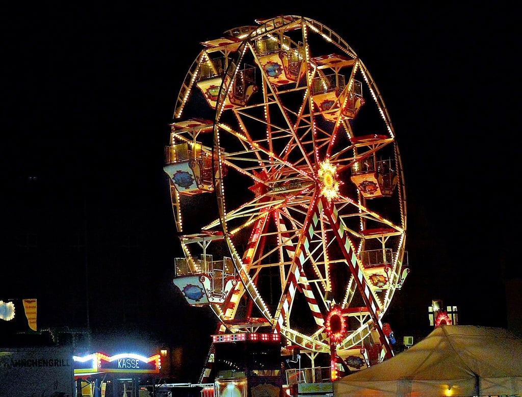 Zuckerfest 2022: Das Riesenrad wird auch in diesem Jahr wieder auf dem Altmarkt stehen, wo auch das zentrale Festzelt seinen Platz hat.