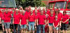 Die Mitglieder des Feuerwehrvereins und Organisatoren des Dorffestes zwischen dem DDR- und dem aktuellen Löschfahrzeug.