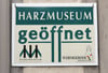 Ein „geöffnet“-Schild am Harzmuseum in Wernigerode.
