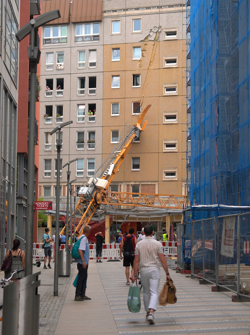 Ein Baukran ist am Montag in Dresden umgestürzt und auf ein Wohngebäude gefallen.