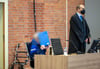 Der Angeklagte, ein mutmaßlicher früherer KZ-Wachmann (l), und sein Anwalt Stefan Waterkamp warten im Gerichtssaal im Januar auf den Beginn der Verhandlung.