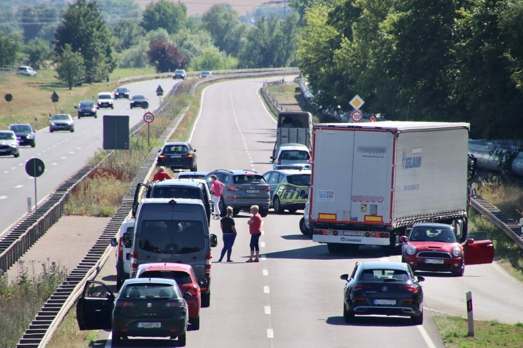 Mehrere Fahrzeuge und ein Lkw waren in den Unfall auf der B80 verwickelt. Daruter auch der Transporter mit einem wertvollen Dressurpferd.