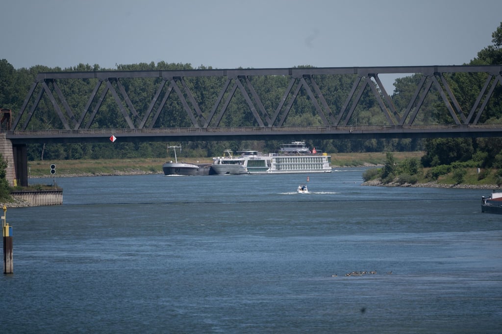 Das Kreuzfahrtschiff wird nach der Havarie abgeschleppt.