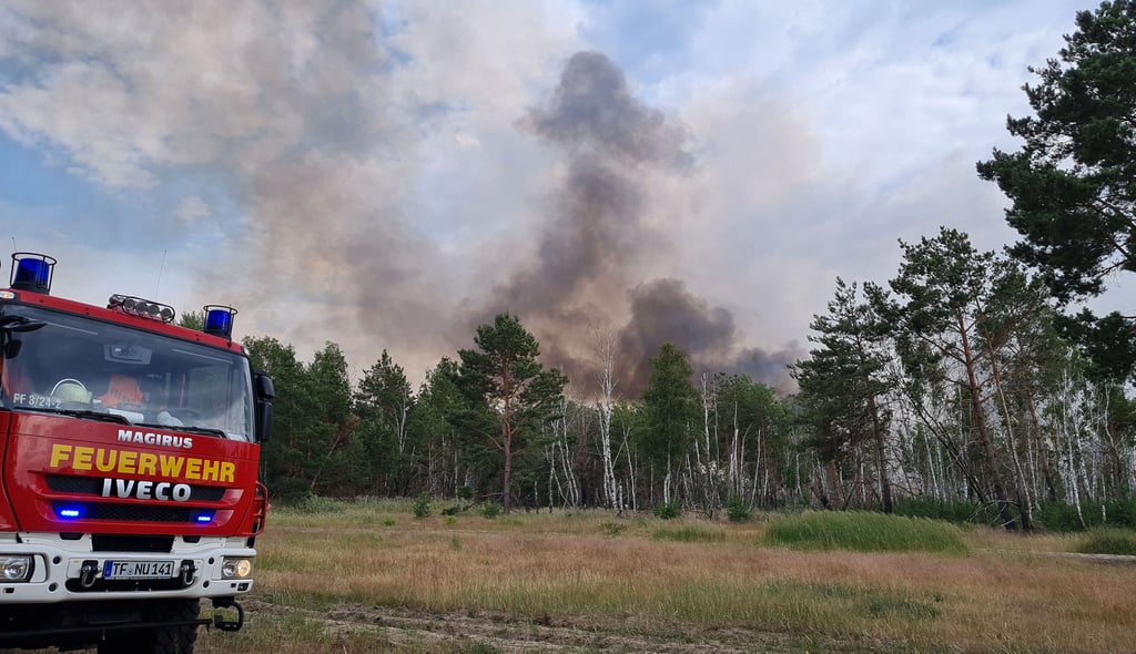 Ein Feuerwehrauto im Einsatz bei einem Waldbrand auf einem ehemaligen Truppenübungsplatz bei Jüterbog im Landkreis Teltow-Fläming. Das Feuer habe sich innerhalb von zwei Stunden auf 10 Hektar ausgebreitet, berichtete der Waldbrandschutzbeauftragte Raimund Engel am Montag.