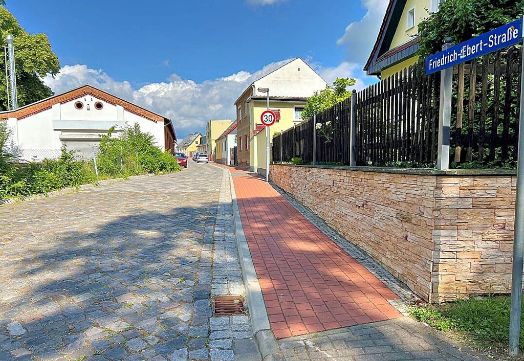 Die Friedrich-Ebert-Straße in Wolmirsleben wurde in den letzten Jahren grundhaft ausgebaut.