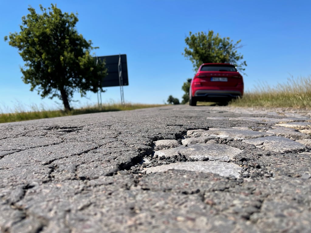 Die Kreisstraße Richtung Grube Alfred ist in katastrophalem Zustand.