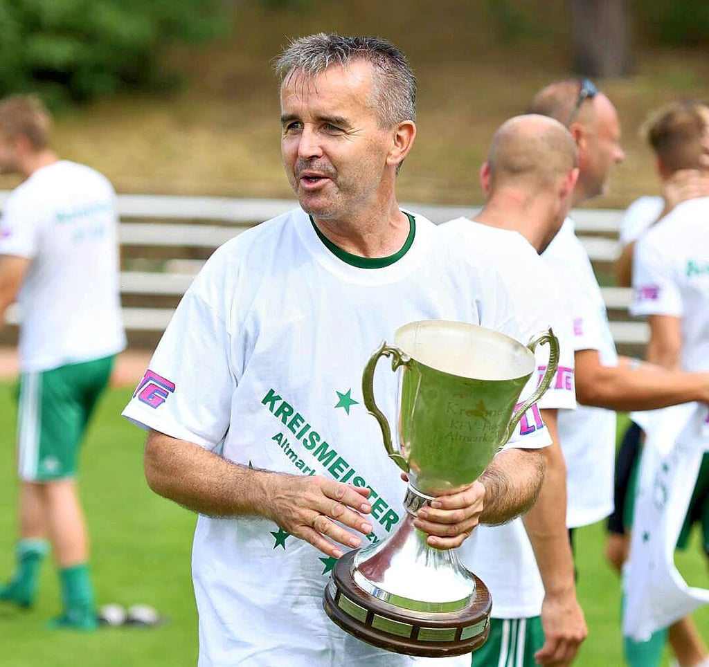 Endlich am Ziel! VfB-Trainer Henry Mühl hat es mit seiner Mannschaft geschafft und holte sich am Sonntag die Fußball-Meisterschaft.