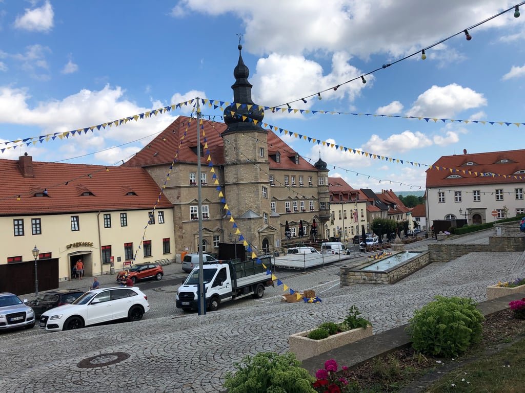 In Mücheln wird der Markt für das Stadtfest geschmückt, die Bühne und Stände aufgebaut.