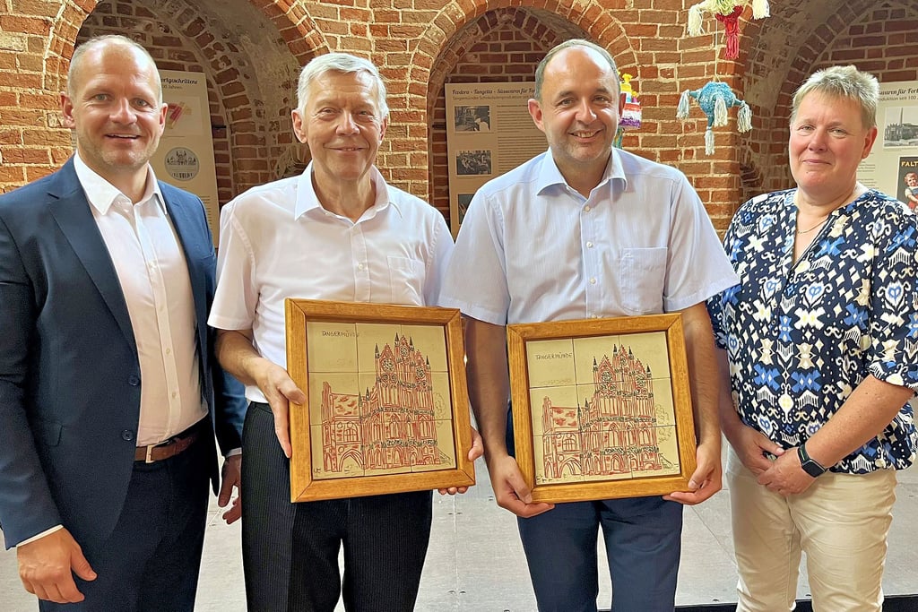 Sebastian Stoll (von links) , Günter Rettig , Thomas Staudt und Carola Schulz am Sonntag in der Salzkirche von Tangermünde während der feierlichen Verleihung des Bürgerpreises. Die Fliesenbilder stammen aus der Keramikwerkstatt von Angelika Otto.