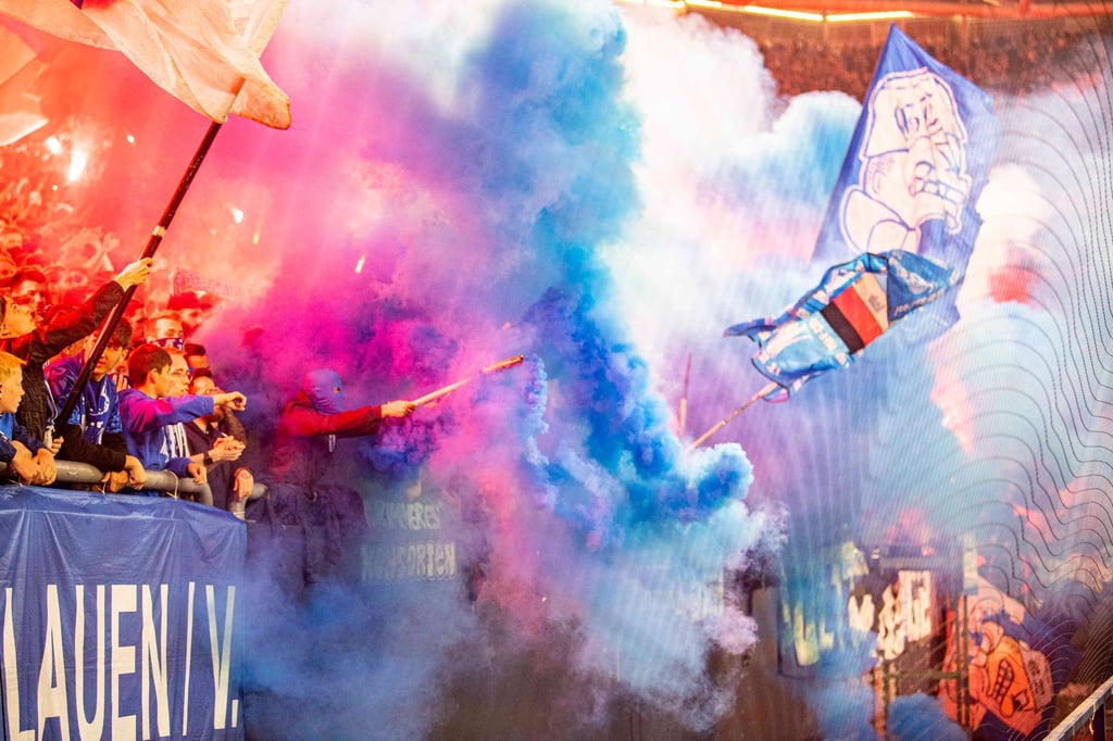 Schalke 04 muss für das Abbrennen von Pyrotechnik durch einige Fans eine Geldstrafe zahlen.