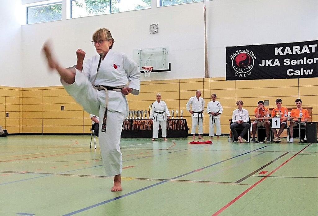 Die 62-jährige Magdeburgerin Claudia Walsleben nimmt erfolgreich an ihrem ersten Karate-Wettbewerb teil.
