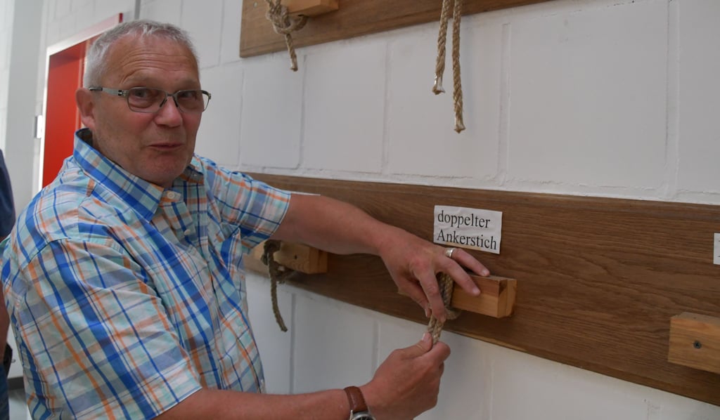Der städtische Bauausschuss tagte am Montagabend im neuen Estedter Gerätehaus. Zu Beginn gab es einen kleinen Besichtigungsrundgang, hier probierte sich Stadtrat Dirk Kuke (Freie Liste) an den Knoten aus.
