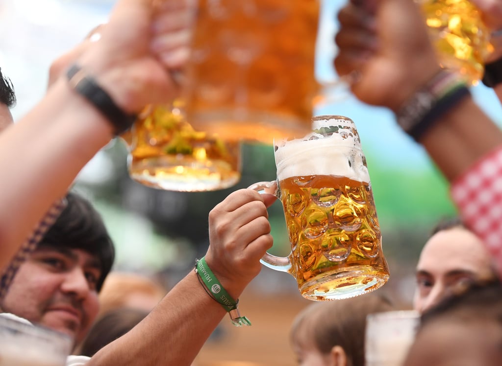 Bier her. Aber unbedingt auf die Menge achten. Zwei Glas amTag sind gesund, sagen Forscher. Nicht mehr. Aber auch nicht weniger.