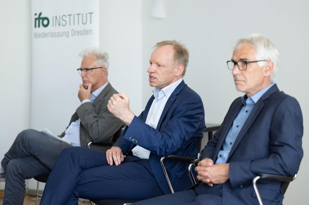 Die Delegation um Joachim Ragnitz (r), stellvertretenden Leiter der ifo Niederlassung Dresden, spricht zur Presse.