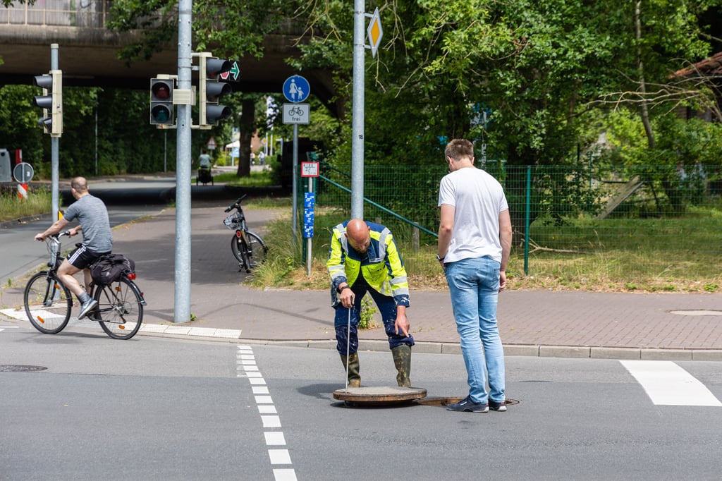 Gullydeckel hatten auf der Straße gelegen.