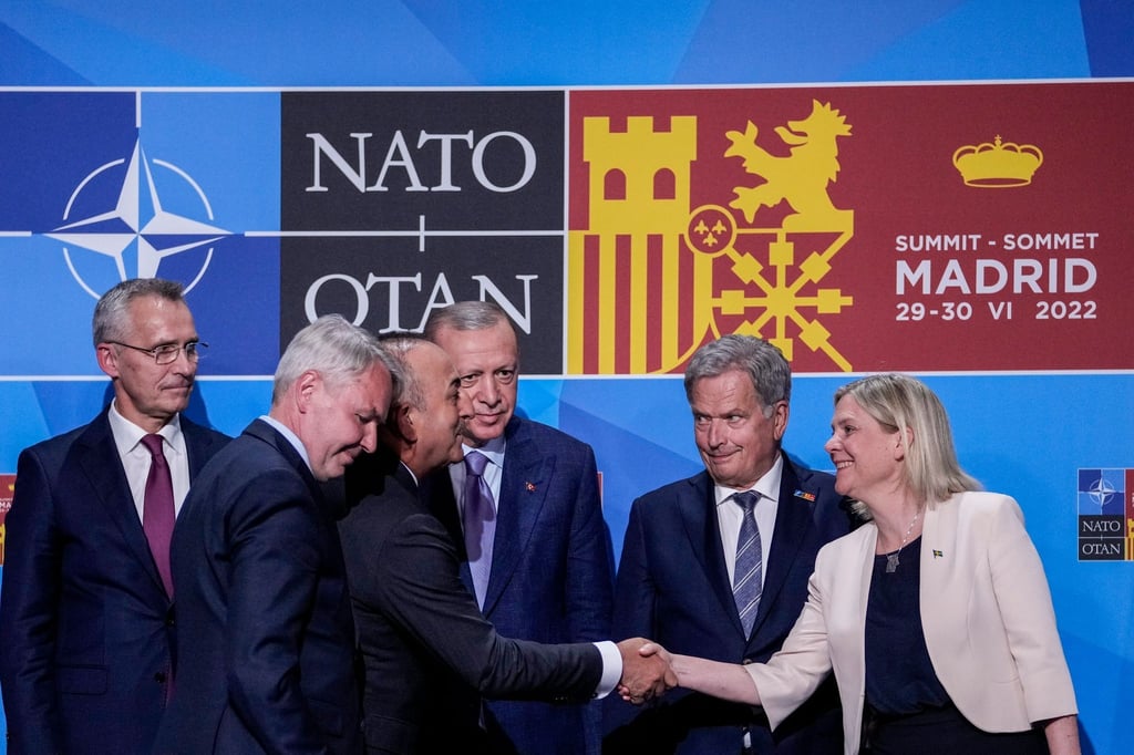 Der türkische Außenminister Mevlut Cavusoglu (3.v.l), schüttelt die Hände der schwedischen Ministerpräsidentin Magdalena Andersson (r) neben dem türkischen Präsidenten Recep Tayyip Erdogan (M) und dem finnischen Präsidenten Sauli Niinisto (2.v.r).