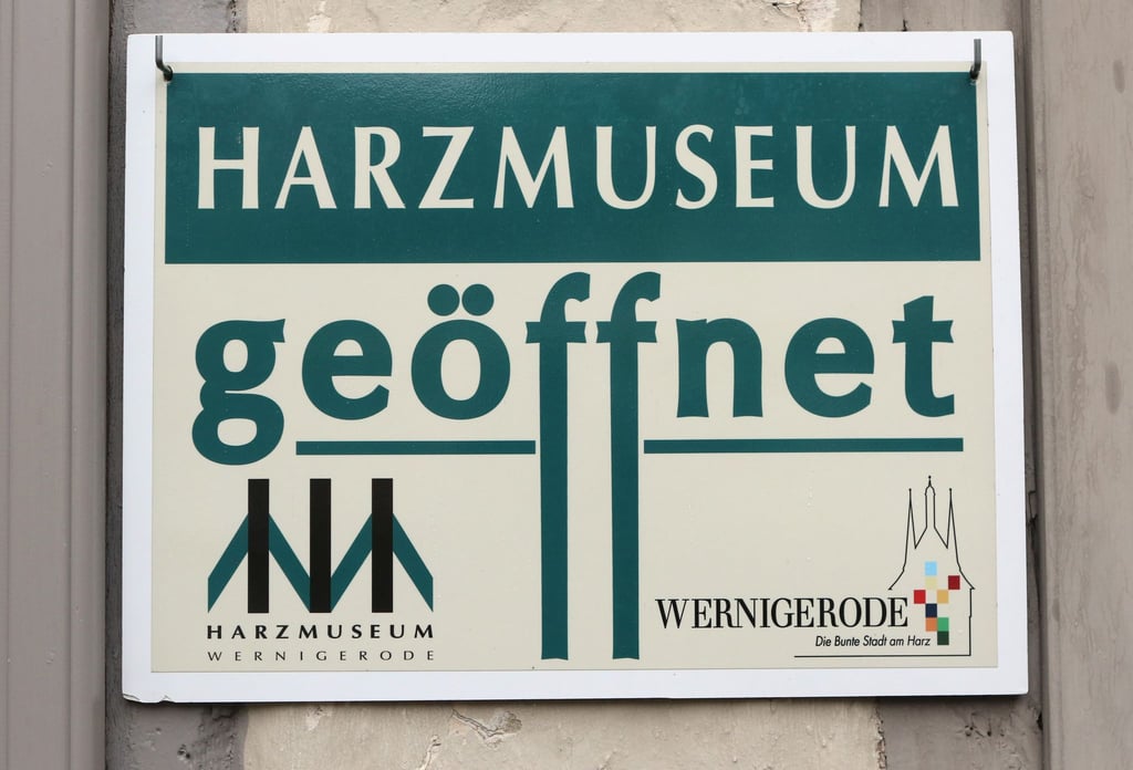 Ein „geöffnet“-Schild am Harzmuseum in Wernigerode.