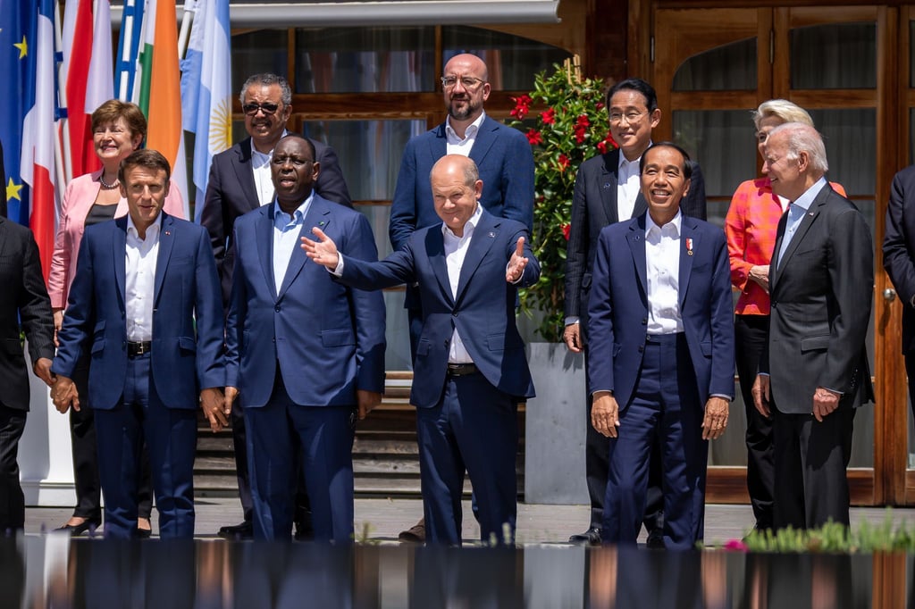 Bundeskanzler Olaf Scholz (M) inmitten der Teilnehmer des G7-Gipfels inklusive der weiteren Gäste in Elmau.