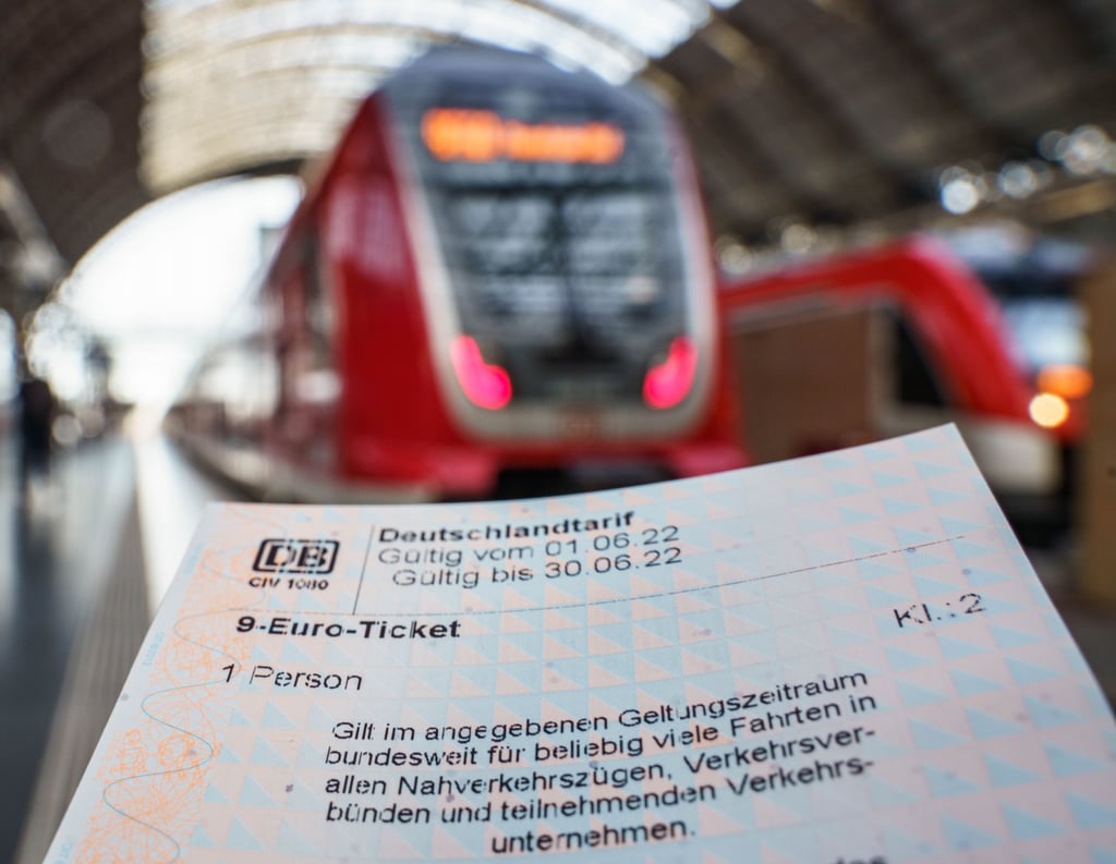 Das 9-Euro-Ticket für Juni läuft bald aus. Im Juli braucht es ein Neues. Foto: Frank Rumpenhorst/