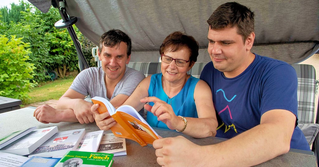 Diemo, Bärbel und Mirko Pfeiffer (v.l.) haben das letzte Werk von Rüdiger Pfeiffer vollendet. Sie wollen dem Familienvater damit ein Denkmal setzen. Am Freitag wird das Buch erstmals öffentlich präsentiert.