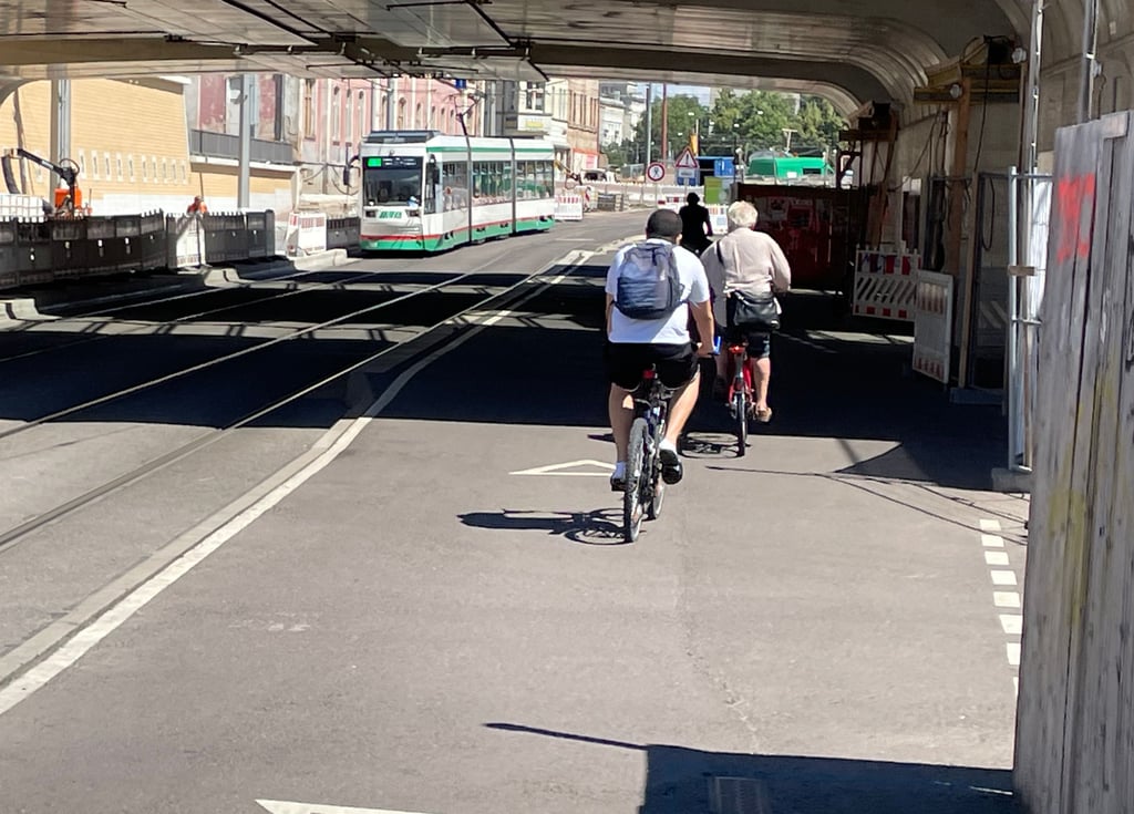 Aktuell pendeln Radfahrer und Fußgänger auf der Südseite über dem Magdeburger Tunnel zwischen Damaschkeplatz und Innenstadt. Ab Ende August/Anfang September 2022 werden sie über die Nordseite geführt.