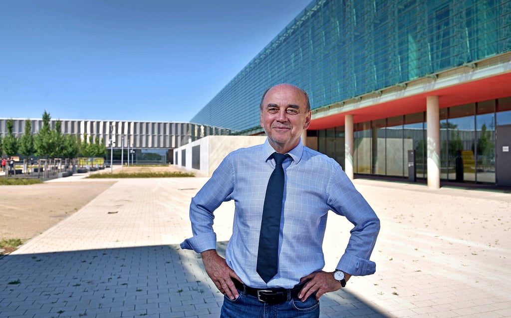 Rainer Woischnik auf dem Hof des Bitterfelder Berufsschulzentrums. Hier hat er auf vielfältige Art Spuren hinterlassen.