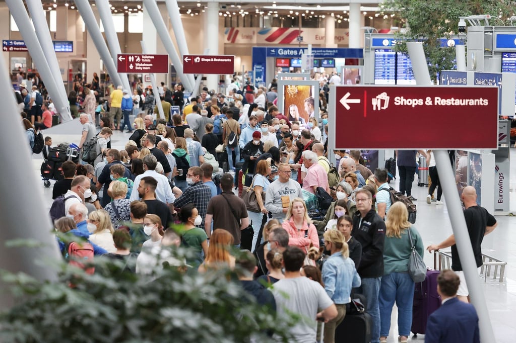 Lange Warteschlangen im Düsseldorfer Flughafen.