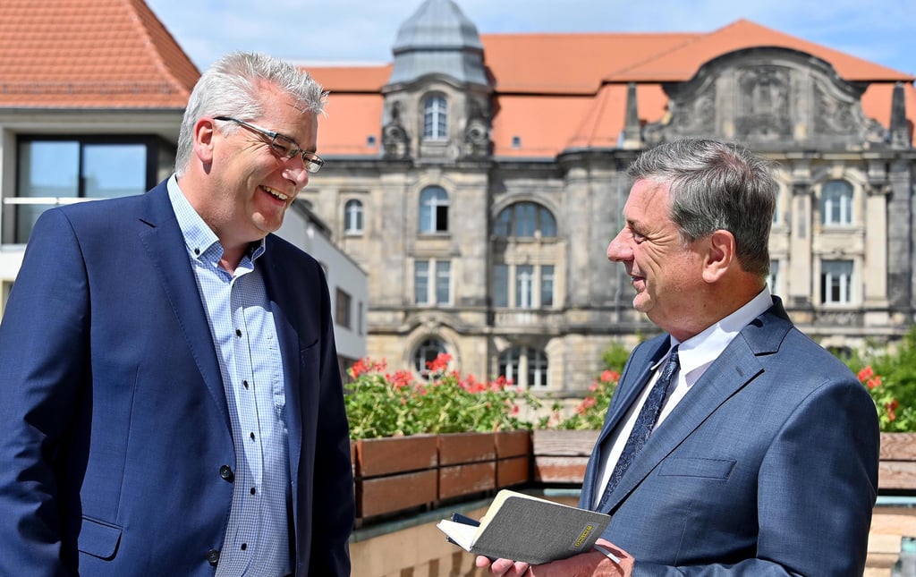 Beim Rollentausch auf dem Rathausbalkon in Magdeburg kam auch der Spaß nicht zu kurz. OB Lutz Trümper als Reporter mit Notizbuch und Aufnahmegerät im Interview mit Volksstimme-Lokalchef Rainer Schweingel (links).
