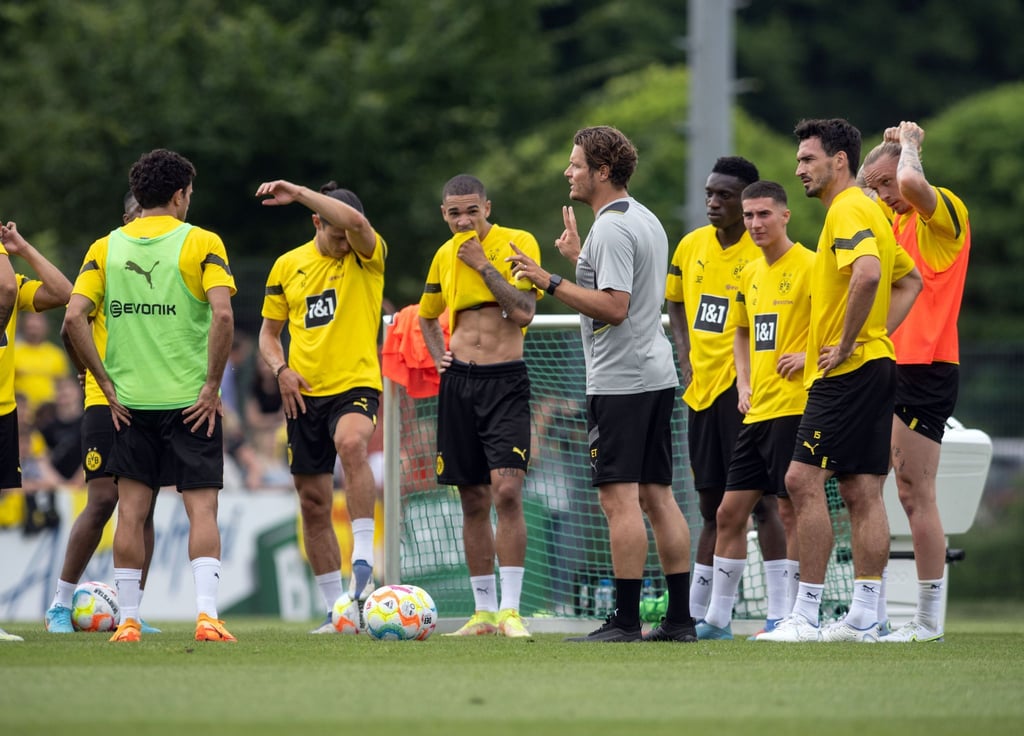 Öffentliches Training von Borussia Dortmund auf dem vereinseigenen Trainingsgelände. Trainer Edin Terzic (M) leitet das Training.