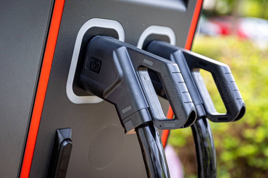 Zwei Ladekabel in einer Ladesäule für Elektroautos.