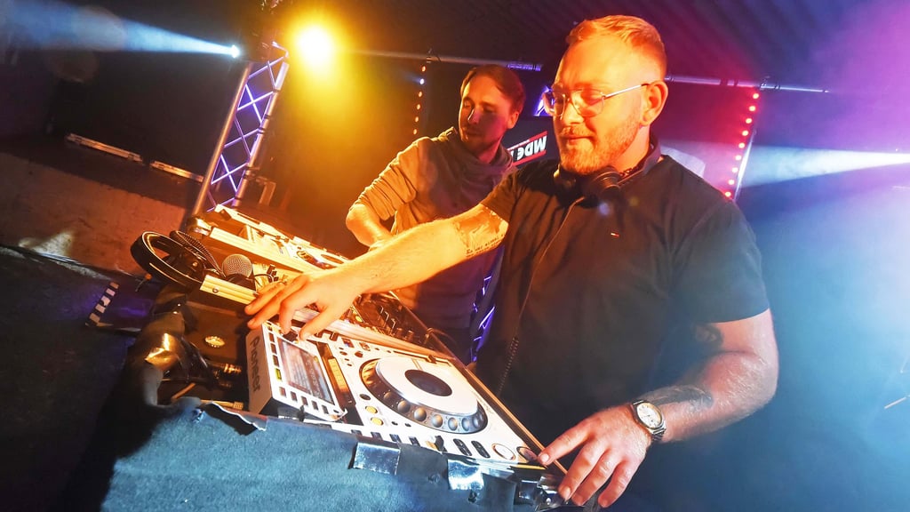 Moritz Horn (vorn) und Marvin Schmidt haben auch schon beim „Kreuz & Quer“-Open Air in Aschersleben aufgelegt.