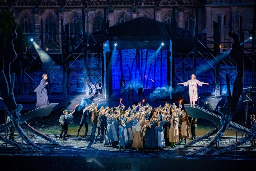 Kerstin Ibald, Sybille Lambrich und der Opernchor des Theaters Magdeburg auf der Bühne für das Musical "Rebecca" auf dem Magdeburger Domplatz. Hier findet bis 10.7.2022 das DomplatzOpenAir statt.