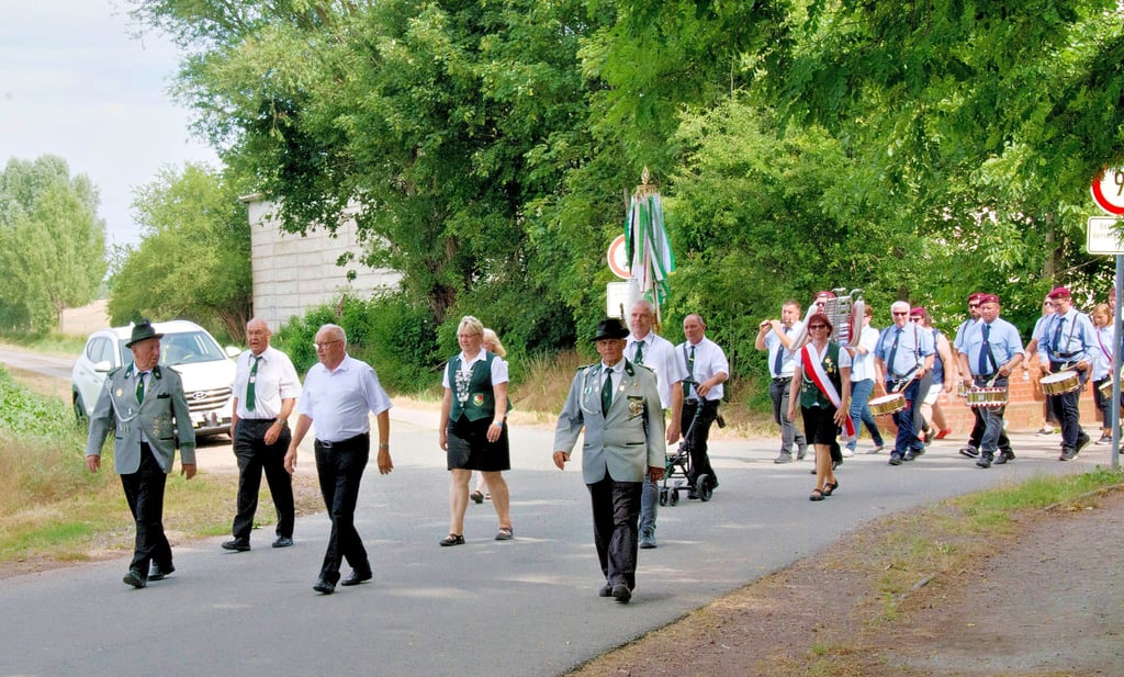 Zu jedem Schützenfest gehört ein Umzug der Schützen durch die Gemeinde. Das war auch in Ausleben nicht anders. Feierlich wurden die neuen Majestäten zu Hause abgeholt.