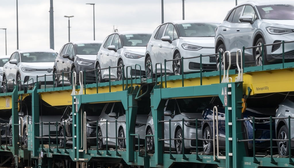 Neuwagen der neuen elektrischen Fahrzeuge ID.4 und ID.3 sind am Volkswagen Werk Zwickau bereit für die Abfahrt.