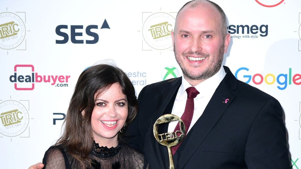 Deborah James und Steve Bland mit dem Preis für den besten Podcast für die Sendung You, Me and the Big C bei den TRIC Awards 2019.