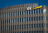 Das Logo des Wirtschaftsprüfungs- und Beratungsunternehmens Ernst & Young (EY) an der obersten Etage des Hochhauses in Berlin.