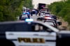 Die Polizei sperrt den Schauplatz im texanischen San Antonio ab, wo der LKW-Anhänger mit den Leichen entdeckt wurde.