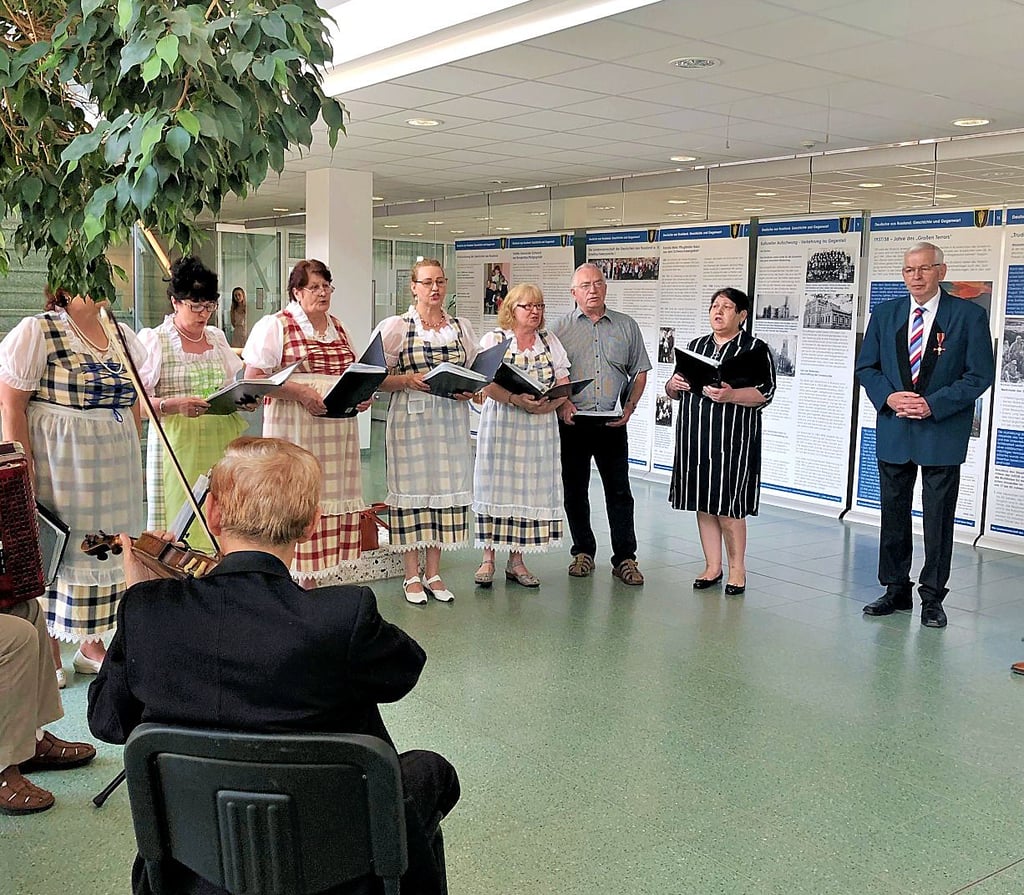 Bei der Eröffnung der Ausstellung am Dienstag im Landratsamt sangen Russland-Deutsche - unter anderem ein ukrainisches Lied.