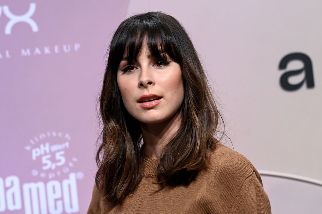 Lena Meyer-Landrut hadert mit ihrem Smartphone.